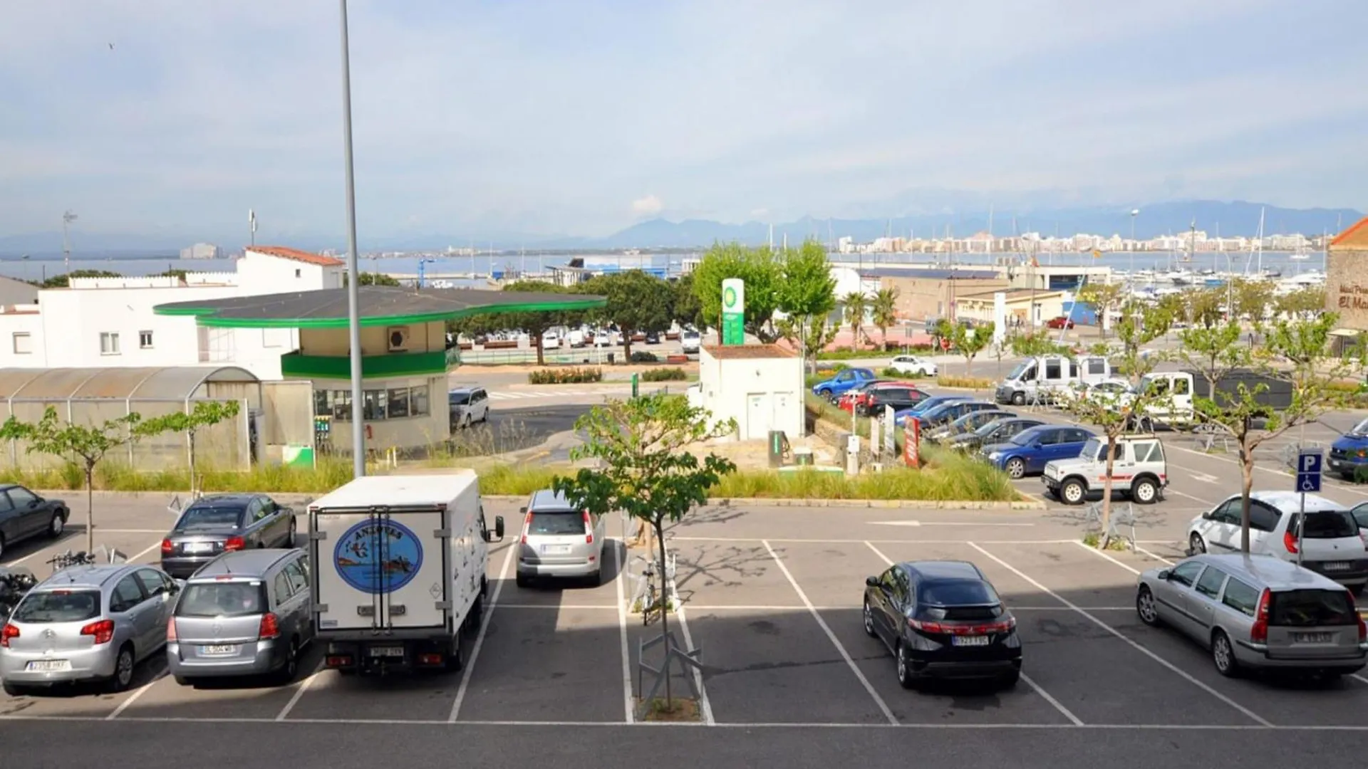 Apartment In Roses With Terrace 0*,  Spanien